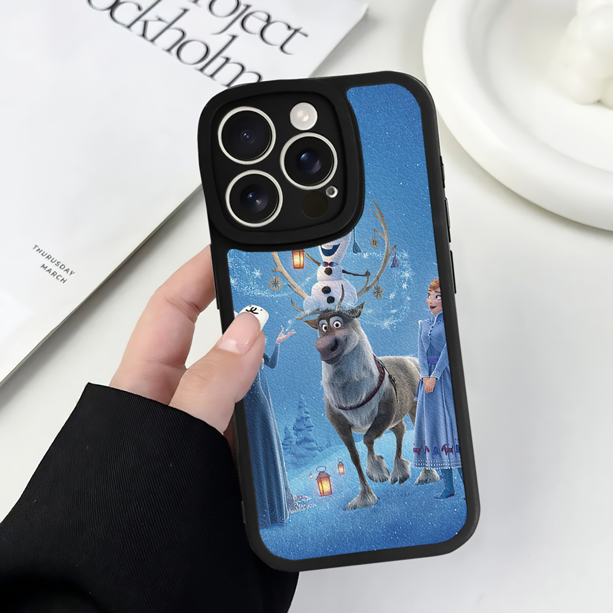 （画像用） アナと雪の女王 アンナ エルサ Frozen Anna Elsa 【iPhone 16シリーズ対応】シリコンスマホケース（レザー調） 材質：シリコン
